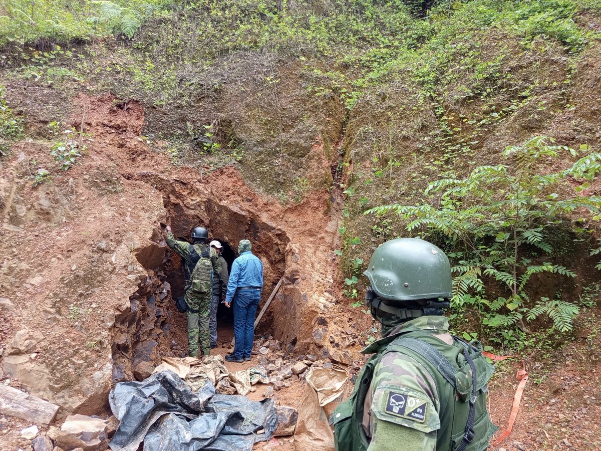 FFAAECUADOR's tweet image. #Cotopaxi | Las @FFAAECUADOR, en coordinación con la @ARCOM_Ecu, ejecutaron una operación militar en Estero Hondo, cantón La Maná, logrando la destrucción de 12 bocaminas de presunta minería ilegal. Se siguieron los protocolos de ley respectivos.

#BloqueDeSeguridad