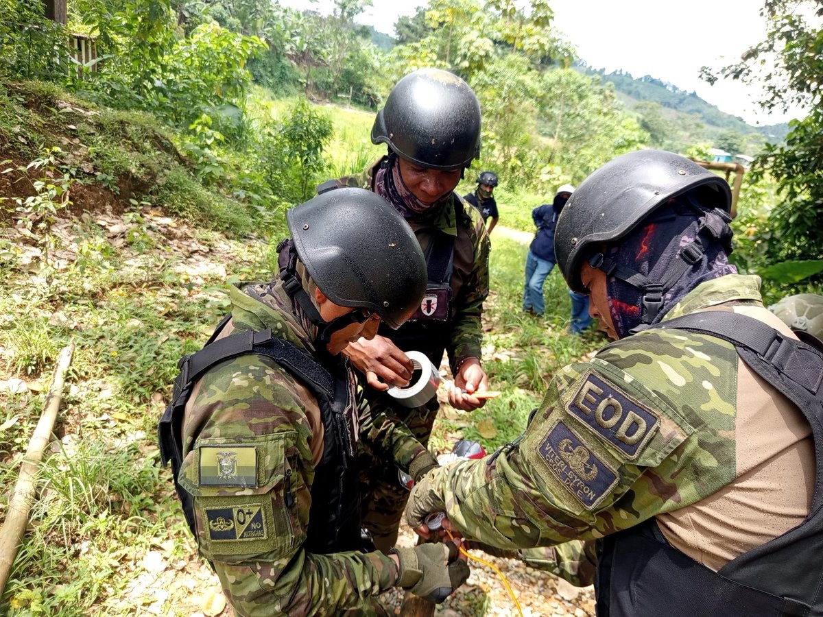 FFAAECUADOR's tweet image. #Cotopaxi | Las @FFAAECUADOR, en coordinación con la @ARCOM_Ecu, ejecutaron una operación militar en Estero Hondo, cantón La Maná, logrando la destrucción de 12 bocaminas de presunta minería ilegal. Se siguieron los protocolos de ley respectivos.

#BloqueDeSeguridad