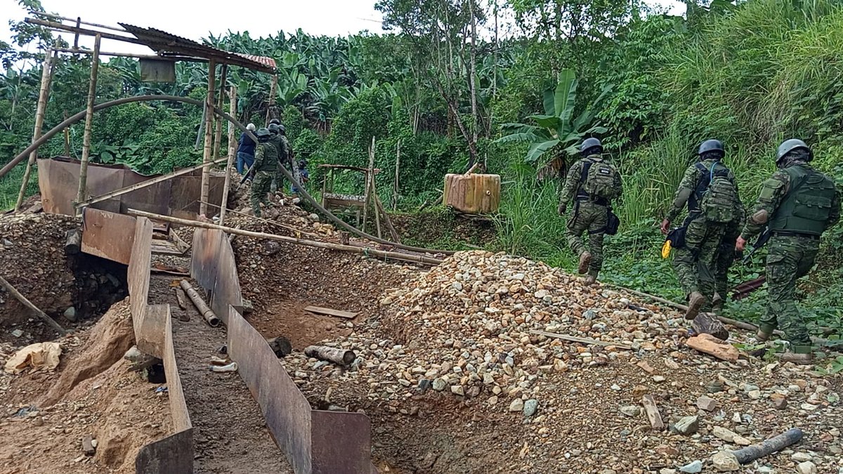 FFAAECUADOR's tweet image. #Cotopaxi | Las @FFAAECUADOR, en coordinación con la @ARCOM_Ecu, ejecutaron una operación militar en Estero Hondo, cantón La Maná, logrando la destrucción de 12 bocaminas de presunta minería ilegal. Se siguieron los protocolos de ley respectivos.

#BloqueDeSeguridad