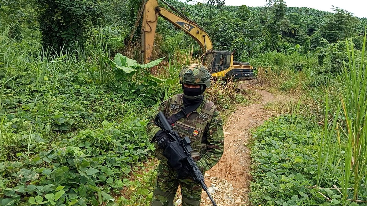 FFAAECUADOR's tweet image. #Cotopaxi | Las @FFAAECUADOR, en coordinación con la @ARCOM_Ecu, ejecutaron una operación militar en Estero Hondo, cantón La Maná, logrando la destrucción de 12 bocaminas de presunta minería ilegal. Se siguieron los protocolos de ley respectivos.

#BloqueDeSeguridad