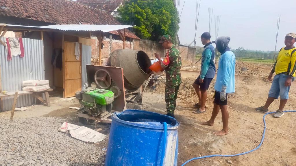 Babinsa Kabuh bantu bangun rumah warga perkuat kemanunggalan TNI rakyat #TNIAD #Babinsa #Teritorial #GotongRoyong #Jombang Simak selengkapnya disini 👇👇👇kodam5brawijaya.tni-ad.mil.id/babinsa-kabuh-…