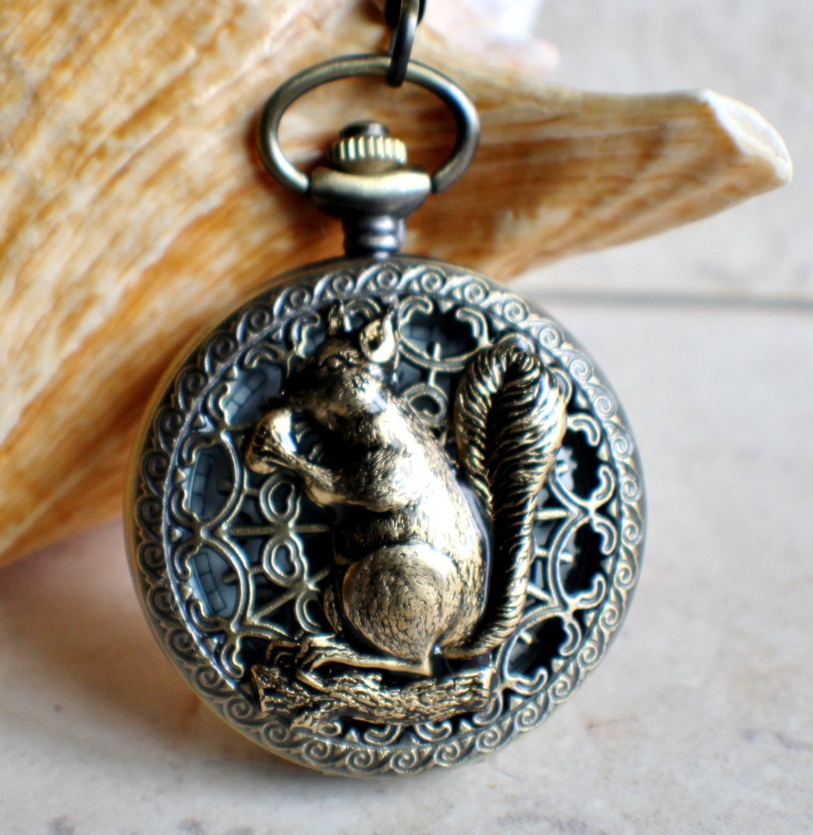 charsfavorite's tweet image. Time to embrace your wild side with our stunning Squirrel pocket watch! Stylish and unique at just $55. Elevate your accessory game today. #PocketWatch #StyleEssentials

Shop Now charsfavoritethings.com/products/squir…