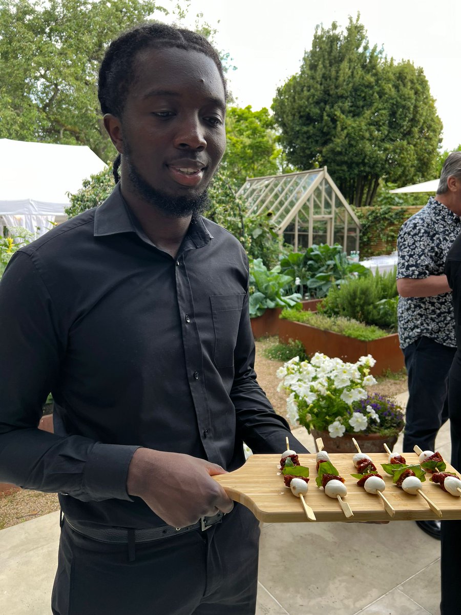 GourmetHog's tweet image. We've been serving clients throughout the UK for over ten years. Our menus, teams, and setups ensure everything goes smoothly on the big day  🎉✨

#SmoothOperations #EventPlanning #TeamworkMakesTheDreamWork