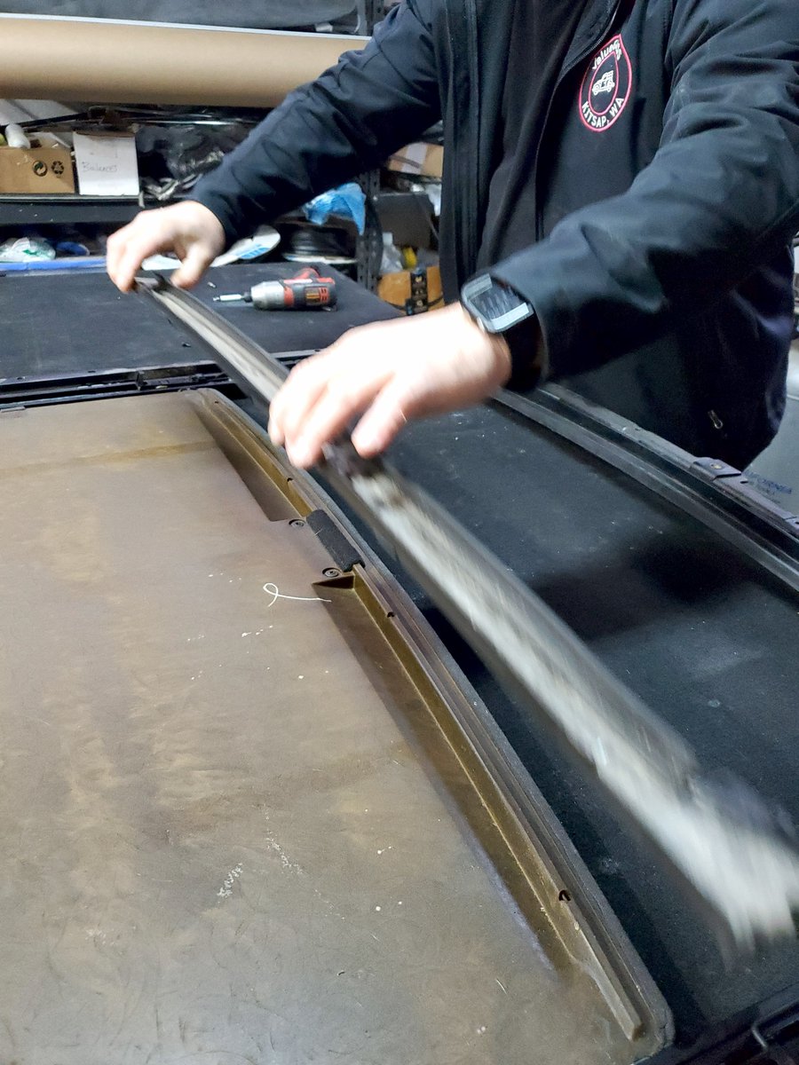 valueGLASS's tweet image. Get your sunroofs ready for Spring! 🌞🚗 At valueGLASS, we repair sunroof mechanisms to ensure they open/close like new. Don’t let a faulty sunroof spoil your sunny drives! ☀️✨ #ValueGLASS #SunroofRepair #SpringReady #AutoCare #CarMaintenance