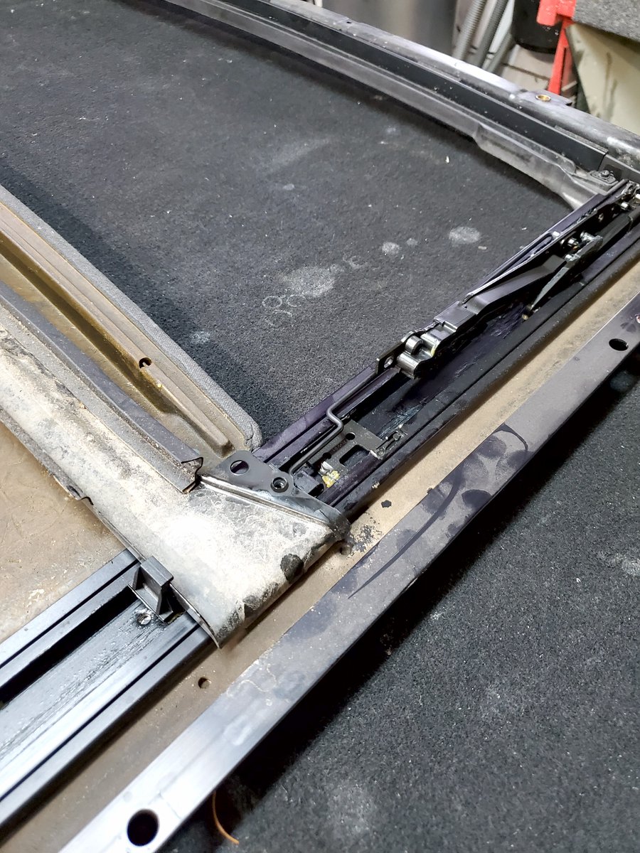 valueGLASS's tweet image. Get your sunroofs ready for Spring! 🌞🚗 At valueGLASS, we repair sunroof mechanisms to ensure they open/close like new. Don’t let a faulty sunroof spoil your sunny drives! ☀️✨ #ValueGLASS #SunroofRepair #SpringReady #AutoCare #CarMaintenance