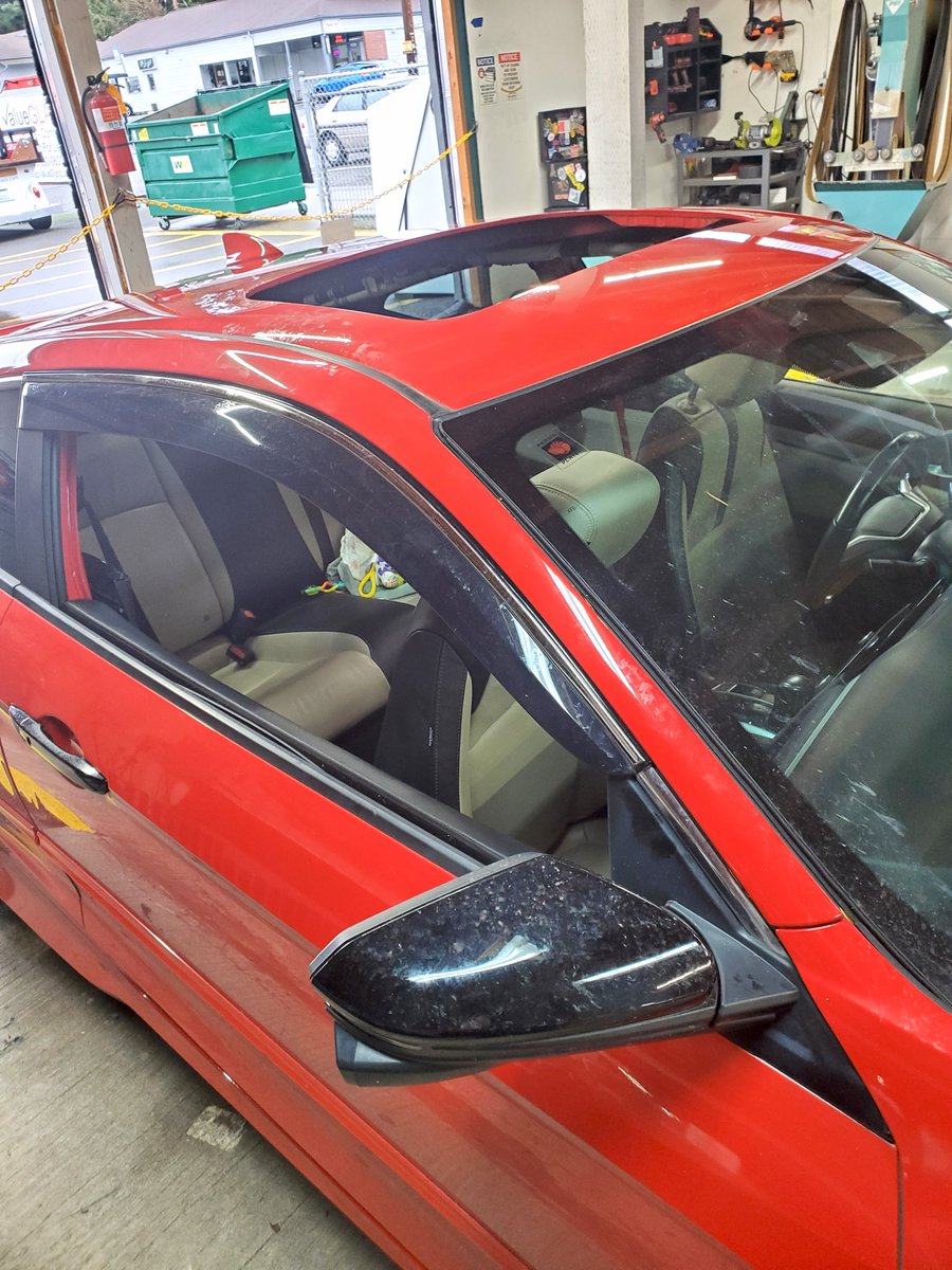 valueGLASS's tweet image. Get your sunroofs ready for Spring! 🌞🚗 At valueGLASS, we repair sunroof mechanisms to ensure they open/close like new. Don’t let a faulty sunroof spoil your sunny drives! ☀️✨ #ValueGLASS #SunroofRepair #SpringReady #AutoCare #CarMaintenance