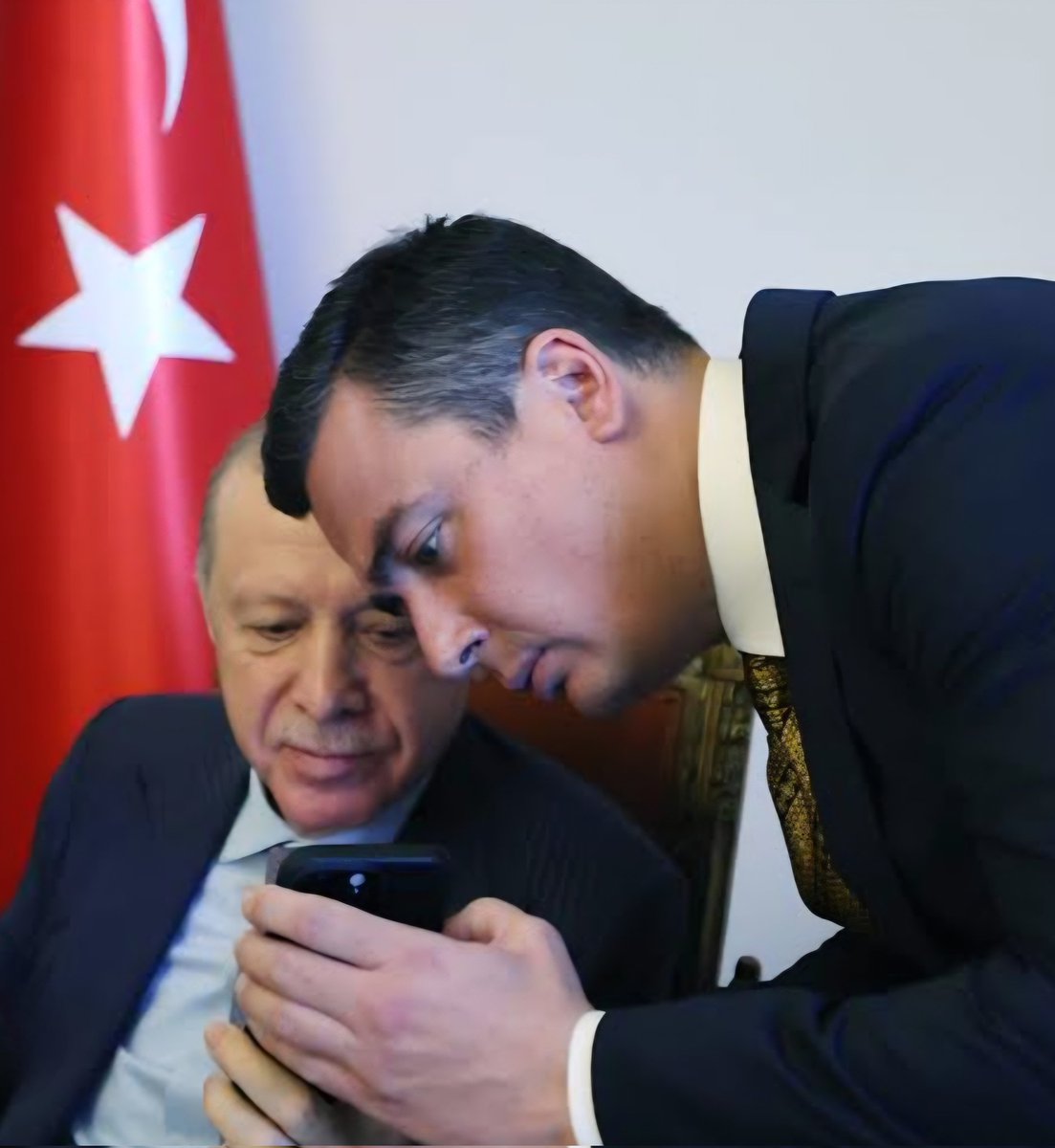 Başkanım, biz Mazlum gelir sandık 
Mahmut geldi, arkasından 10 kişi daha geldi meğersem kavgaya gelmişler.
Yer mi Anadolu çocuğu?
Kelebek gibi uçtum 
Arı gibi soktum.
Ahanda göstereyim hepsini haşat ettim.
Bir hafta iş göremez raporu almış.
Soyka ne iş görüyordun zaten? Demiş