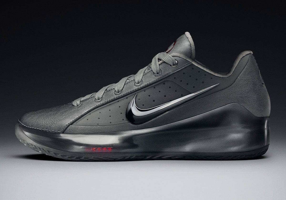 Sneaker News tweet media