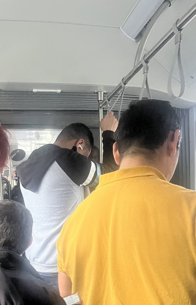 Moventis nos tiene como latas de sardinas y no nos ha dejado montarnos en el autocar que estaba vacío . Ni queriendo se hacen las cosas peor