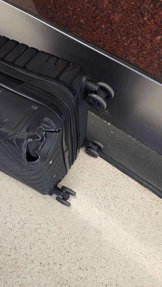 Adrianwhite1077's tweet photo. @JetBlue Im highly disappointed at how my claim is being treated. I started my complaint an hour and a half after my flight landed....No satisfactory resolution has happened. This is ridiculous https://t.co/2Kf94iraQM
