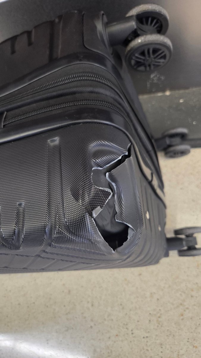 Adrianwhite1077's tweet photo. @JetBlue Im highly disappointed at how my claim is being treated. I started my complaint an hour and a half after my flight landed....No satisfactory resolution has happened. This is ridiculous https://t.co/2Kf94iraQM