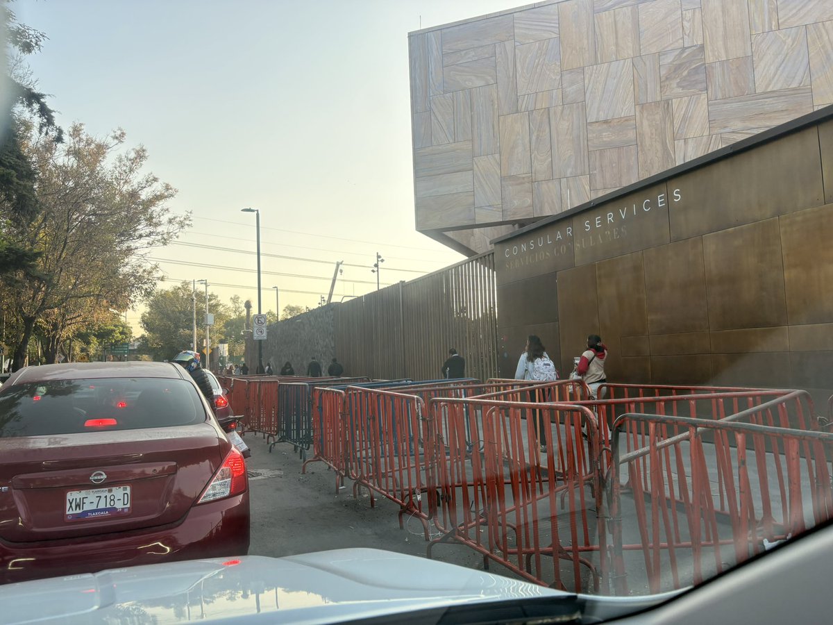QuejaVial's tweet photo. ¡NOS SIGUEN QUITANDO TERRITORIO! La nueva embajada de Estados Unidos nos empieza a disminuir carriles en zona de alta congestión vehicular en calzada Legaria. #cdmx #DenunciaCiudadana #MiguelHidalgo #Legaria #MovilidadCDMX #VecinosCDMX https://t.co/1KgskUUkgt