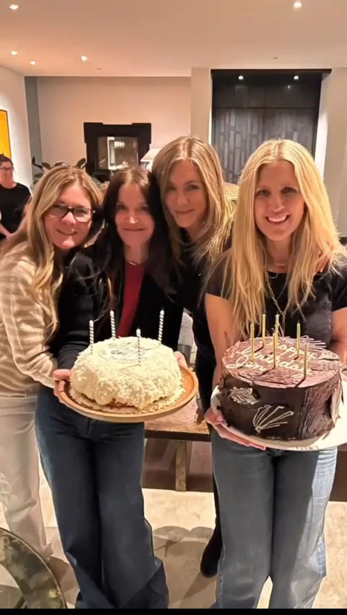 Jennifer2680246's tweet photo. Happy birthday to me 🥳🎁 #JeniferAniston #JenniferLawrence #JenniferConnelly https://t.co/7n5upSUqL0