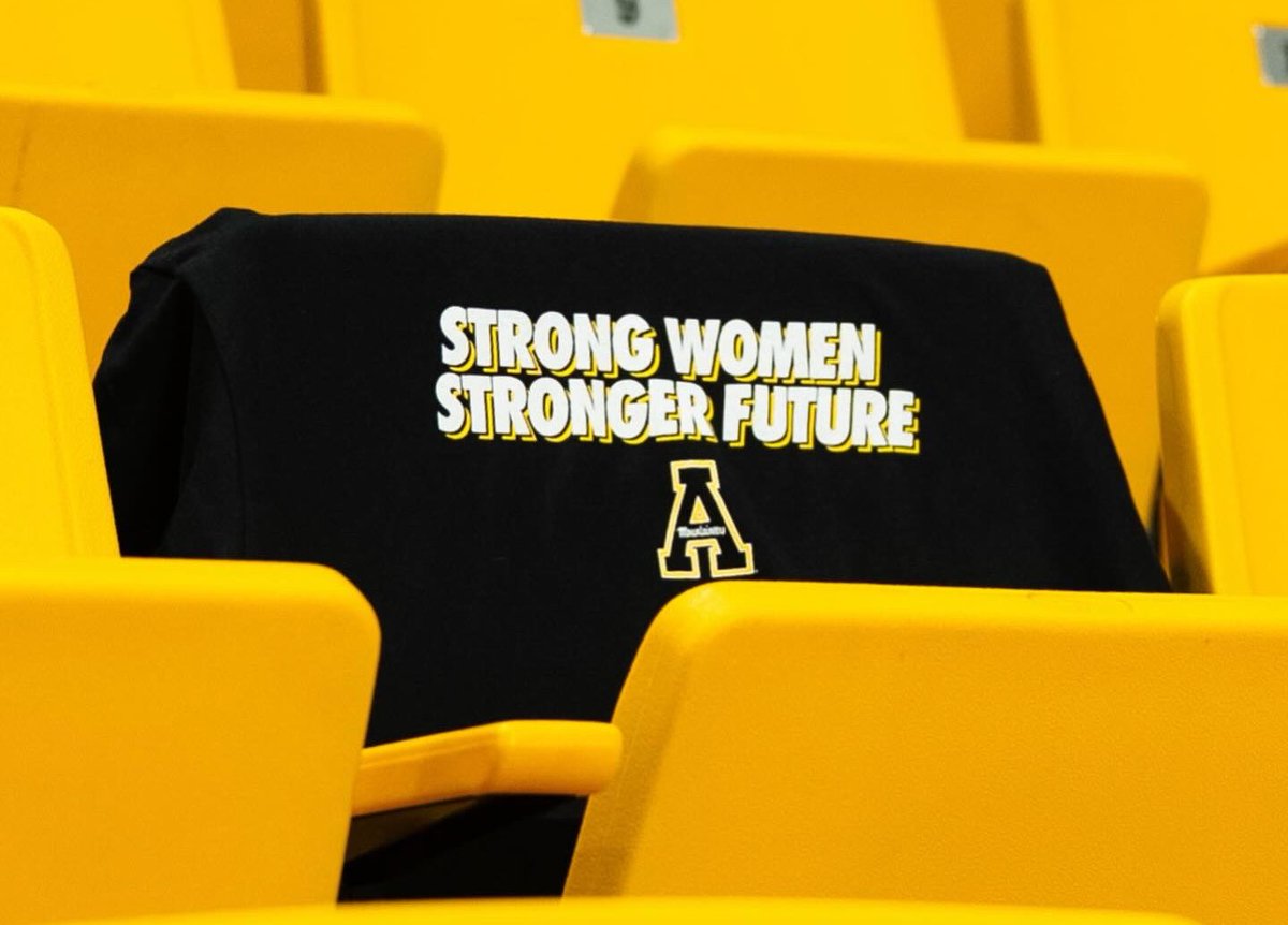 AppStateWBB's tweet photo. 𝙎𝙏𝙍𝙊𝙉𝙂 𝙒𝙊𝙈𝙀𝙉 | 𝙎𝙏𝙍𝙊𝙉𝙂𝙀𝙍 𝙁𝙐𝙏𝙐𝙍𝙀

Free NGWSD shirts are available for the first 2️⃣0️⃣0️⃣ fans at our National Girls &amp; Women in Sports Day game vs. James Madison tonight! 

#RareAir https://t.co/vwSAdx7FcJ