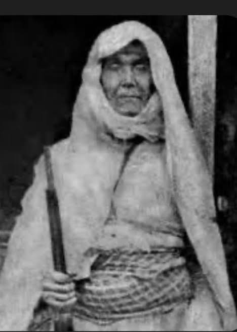 Bu iki foğrafa iyi bakın biri vatana ihanet suçuyla idam edildi, diğeri vatana ihanet eden öz oğlunu kendi elleriyle öldür dü. Bu vatanın efsanesi, günü birlik siyasal şalvarcılar la değil, vatanına aşık domaniçli habibeler le yazıldı.🇹🇷
Domaniçli Habibe (Habibe Öztürk), Millî