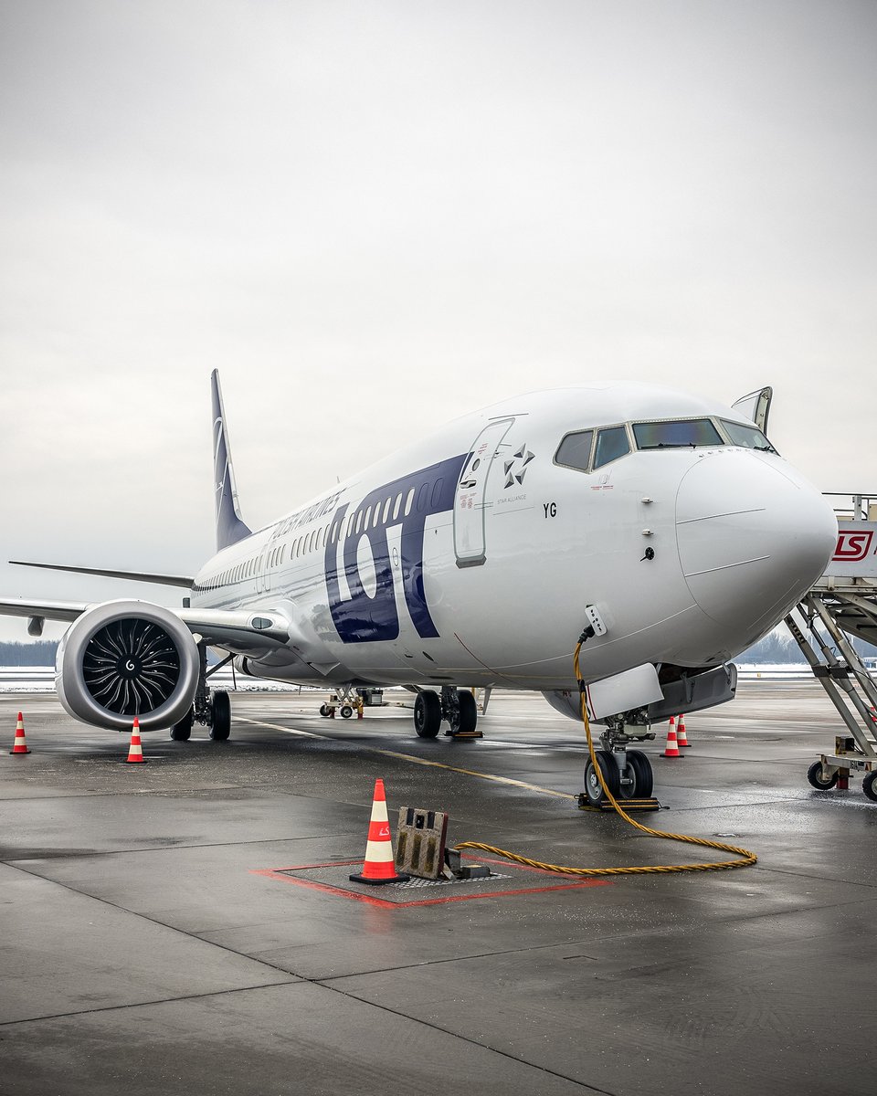 Yankee Golf, witaj w domu! Najnowszy B737 MAX 8 <a href="/LOTPLAirlines/">Polskie Linie Lotnicze LOT</a> jest z nami od początku lutego, kiedy to przyleciał z fabryki.

Jest to już 24. maszyna tego typu we flocie LOT. Ma nową stylistykę wnętrza oraz, co najważniejsze dla pasażerów, nowe wygodne i wielofunkcyjne fotele.