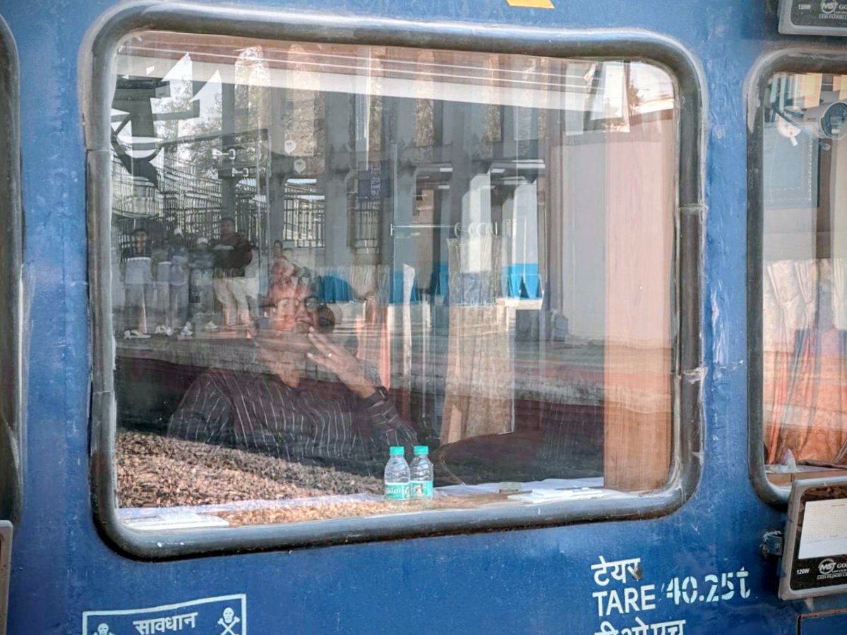 drmsecunderabad's tweet image. Dr.R.Gopalakrishnan, DRM/Secunderabad, along with ADRM/O and other senior officials carried out #Safety rear window inspection between Mancherial and Kazipet Stations.
#SafetyFirst #Railwaysafety