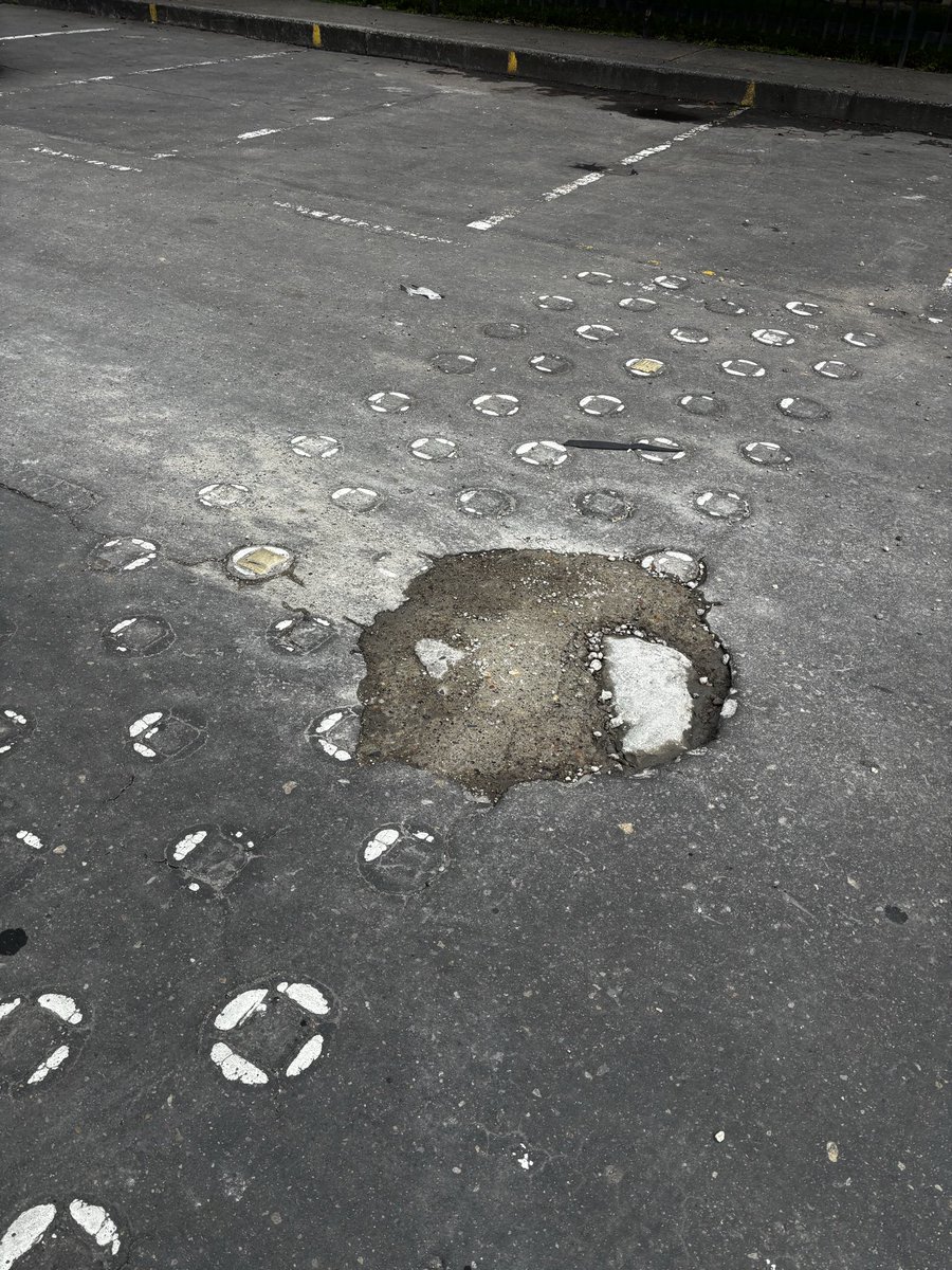 WilliamGueRo's tweet photo. @UMVbogota @Bogota Hola, necesitamos ayuda en la Calleja Calle 127D entre Cras 19 y 21. Hay varios cráteres que aún reportados están sin fecha de intervención, hoy nos dimos cuenta que hay maquinaria de la unidad a 20 metros trabajando desde ayer; podrían considerar incluirlos? https://t.co/GdqZsLX9Ej