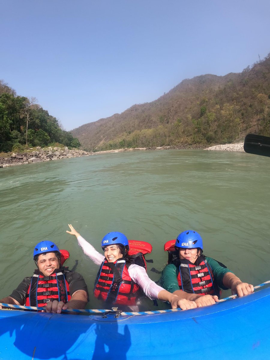 FilmyGlamour's tweet image. Sharing beautiful, candid moments together, Raashi poured her heart out for her forever partner-in-crime on his special day. Pure sibling love and priceless memories! ✨🥰

#RaashiKhanna #SiblingLove #BirthdayMoments #FamilyFirst #Heartwarming
