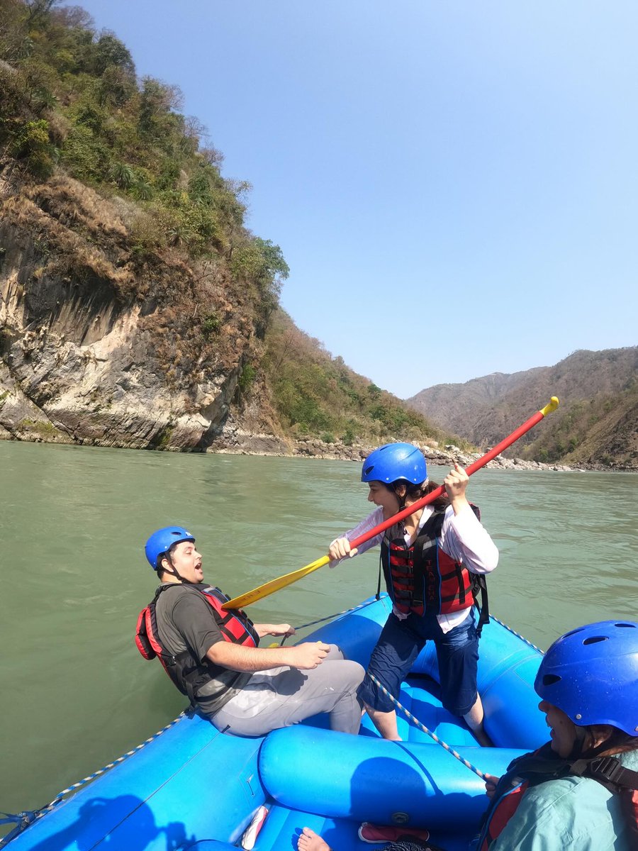 FilmyGlamour's tweet image. Sharing beautiful, candid moments together, Raashi poured her heart out for her forever partner-in-crime on his special day. Pure sibling love and priceless memories! ✨🥰

#RaashiKhanna #SiblingLove #BirthdayMoments #FamilyFirst #Heartwarming