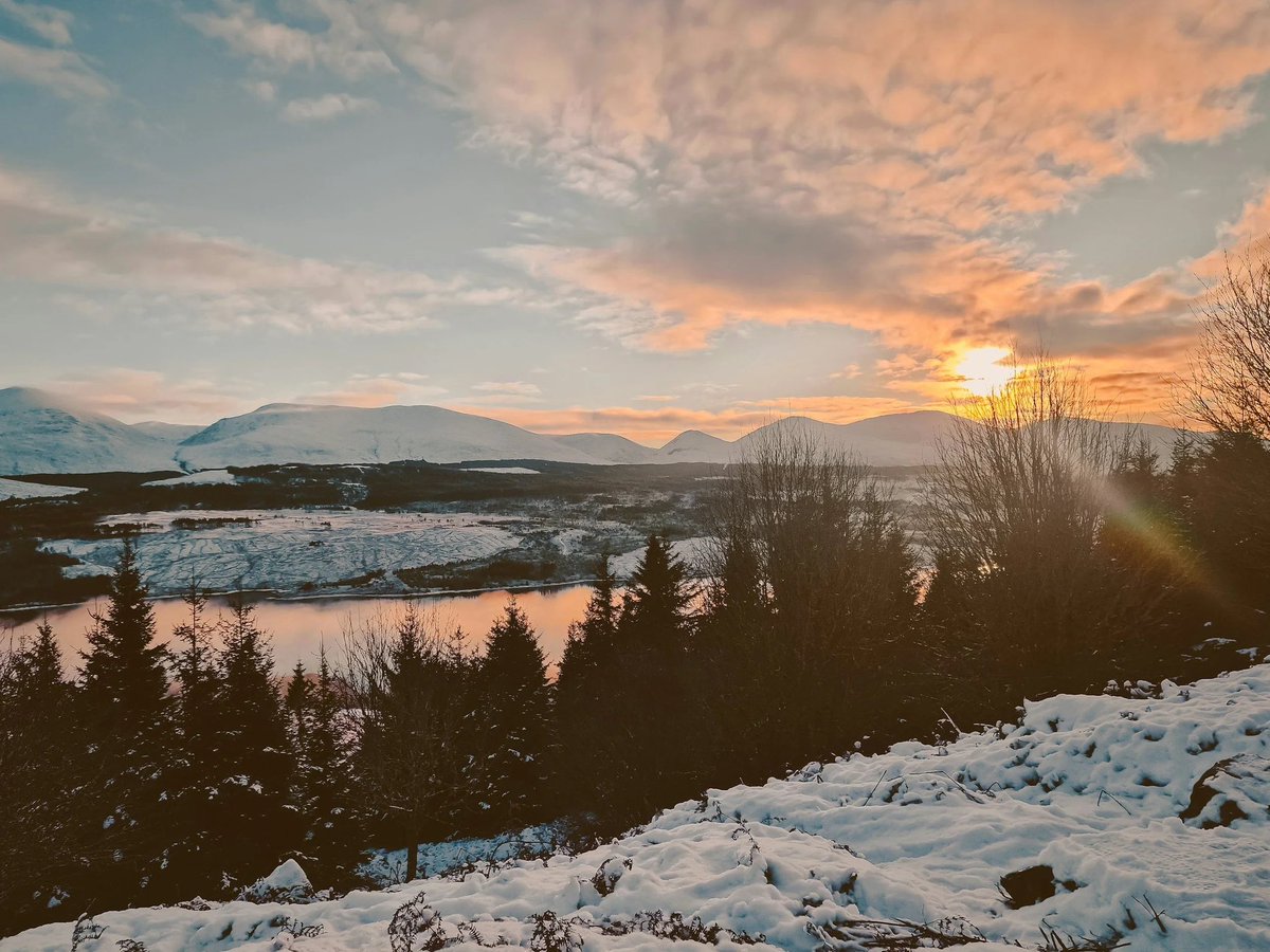 MysticScotland's tweet photo. Winter in Scotland ☃️
The sun goes down at 4 PM, it’s freezing cold, and the days feel endless - but at least we get views like this! ❄️
#WinterInScotland #ScottishHighlands https://t.co/XEieBz2xV9
