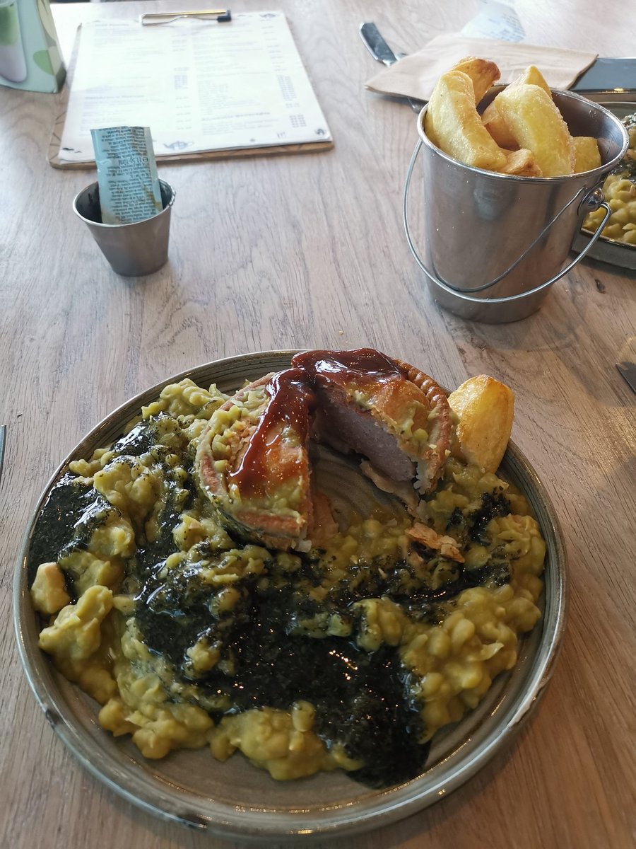tommo5458's tweet photo. Pie &amp; peas at bolstor moor.
Nowt like it. https://t.co/jkBsJFhJFH
