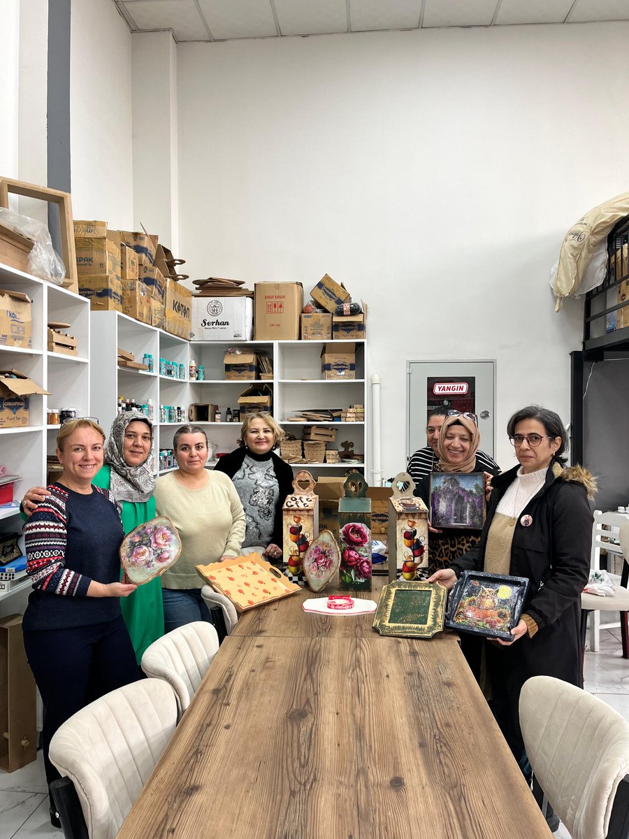 Aile ve Sosyal Hizmetler Bakanlığı tarafından yürütülen “Sanata Teşvik ve Sanatla Yaşam Programı” faaliyetleri, İl Müdürlüğümüze bağlı Şehit Yakınları ve Gaziler Birimi koordinesinde sürdürülmektedir.

<a href="/tcailesosyal/">T.C. Aile ve Sosyal Hizmetler Bakanlığı</a>
<a href="/ashb_sehitgazi/">Şehit Yakınları ve Gaziler Genel Müdürlüğü</a>
<a href="/ArifTopal_01/">Arif Topal</a>