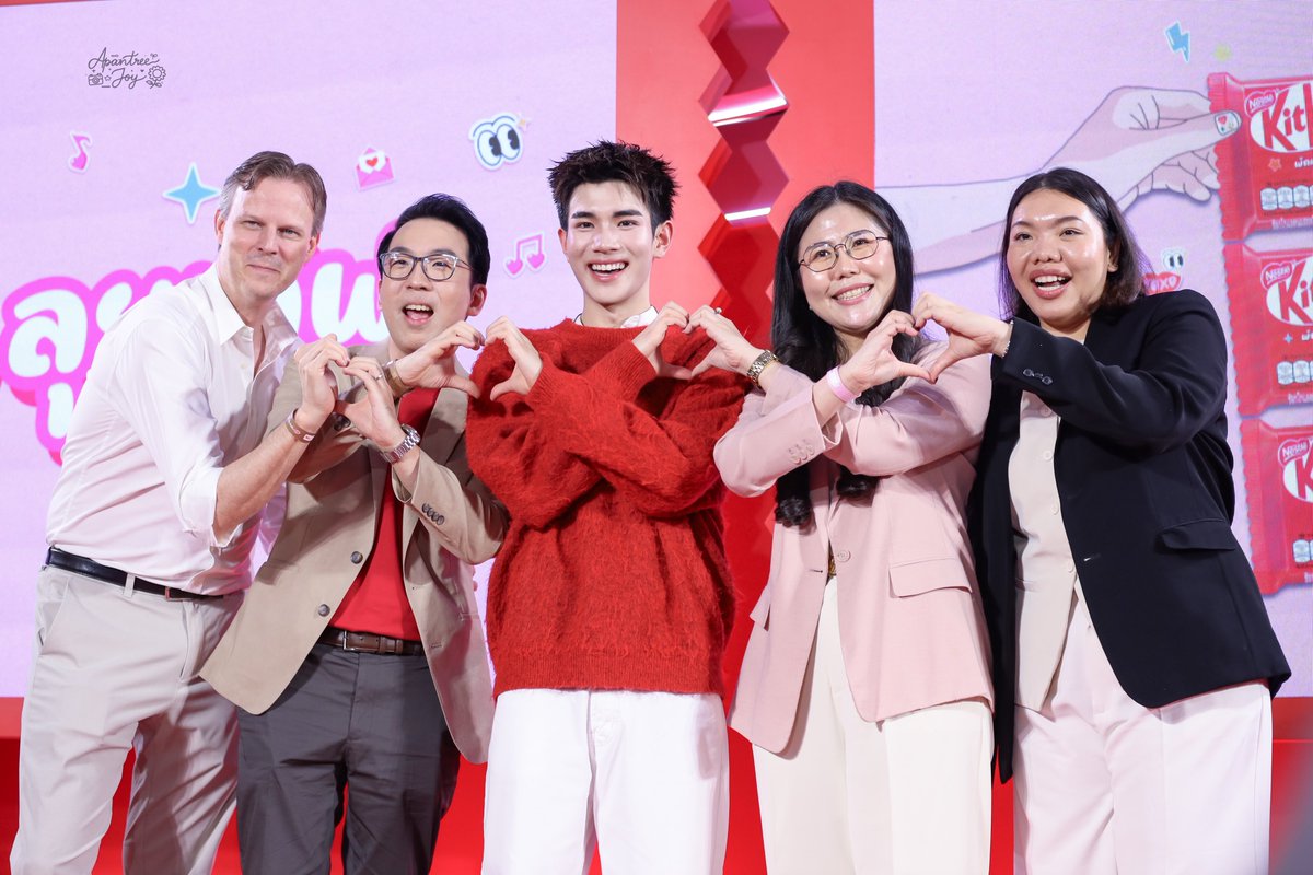 ถ่ายรูปกับผู้บริหาร…น่ารักมาก  🥰 

KITKAT LOVE AT FOURTH SIGHT
#KitKatVdayxFourth #HaveaBreakHaveaKitKat  
#fourthnattawat #โฟร์ทณัฐวรรธน์

[📷#ByApantree]