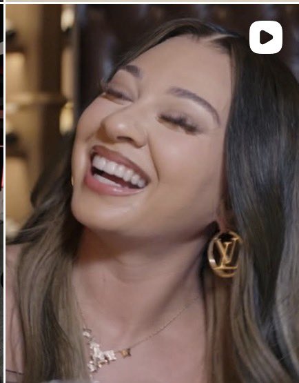 _____0030_____'s tweet photo. @bejdhhz @JaneishaJohn @ScotlyndRyan 😂😂them dam teeth is grey all that money and can’t keep them white https://t.co/gfJ8OqmUgp