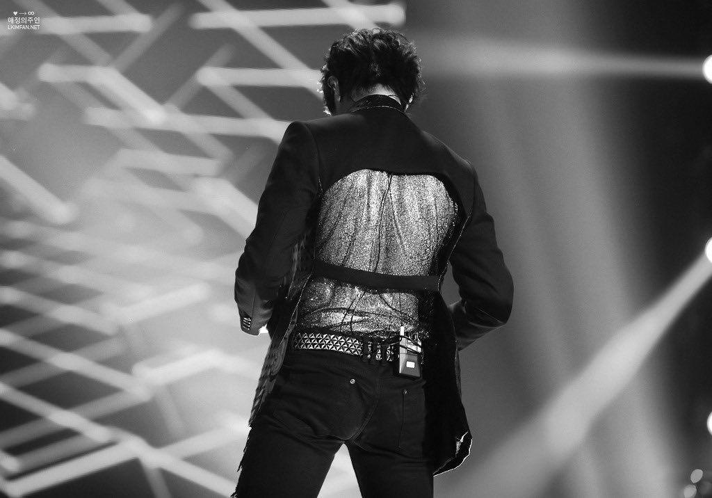 blackxxxkl's tweet image. 데스티니 김명수
우리는 엘보유그룹이다 를 보여주려고 한 것 같아서 재밌음

김명수만 혼자서 뒷모습 보여주는 의상을 입히질 않나..

그리고 첫 안무가 최종병기김명수등장 이런 느낌
인트로안무 보면 또 김명수 묶여있음