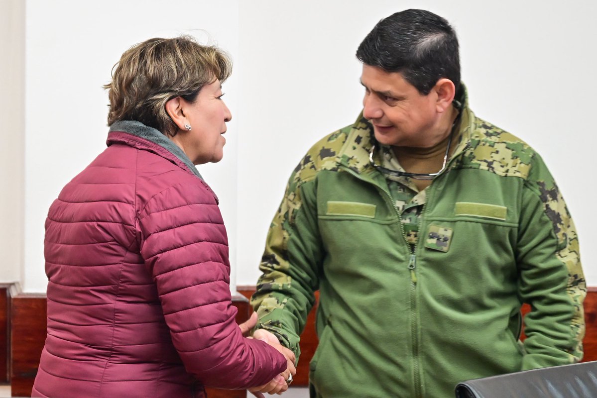 En Palacio de Gobierno, la Casa del Pueblo mexiquense, encabecé la Mesa de Paz.
La seguridad de las y los mexiquenses es nuestra prioridad y en coordinación, quienes integramos estas reuniones, implementamos acciones para avanzar en este objetivo.
#ElPoderDeServir