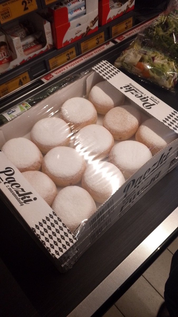 DamianoPlayer's tweet image. Niby pączki za 69 groszy z biedronki ale skład i tak lepszy od Widzewa