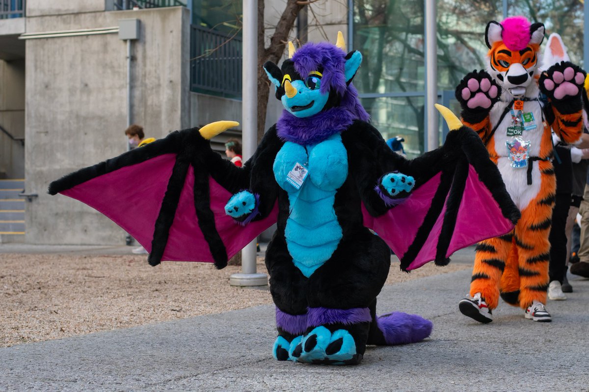 Wonderful photo of me during the #FC2026 #FurtherConfusion2026 fursuit parade! 

Yes, against my better judgement I waddled the entire thing on my stubby legs 💀🫠

📸: <a href="/spectacledlion/">SpectacledLion 🇺🇦🇵🇸 🔛 🟦⛅️</a>