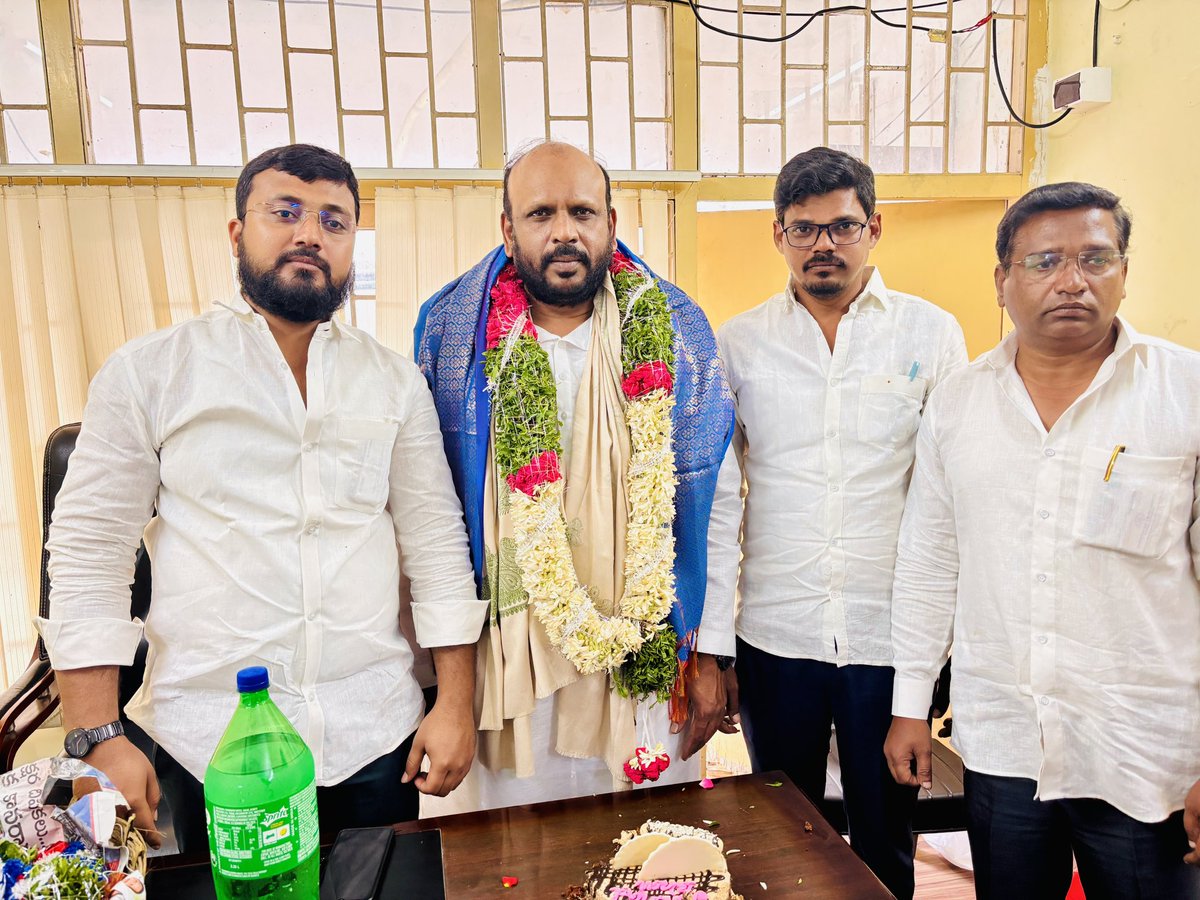 SameerK73645509's tweet photo. Warm birthday wishes to Mr. Arshad Sheikh, Chairman, GHCC Minority Department.

Your dedication towards strengthening the Congress Party and working for minority welfare is truly commendable. Wishing you good health, success, and many more years of impactful public service… https://t.co/dbw9HJmFcI