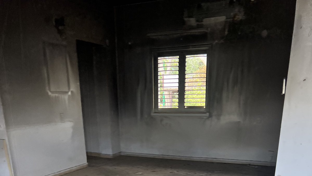 משרד רה”מ מנסה למחוק את המילה “טבח” מחוק ההנצחה של 7.10.

אני מתעסק בחוק הזה מהרגע שקם. אני גר בניר עוז. אני רואה את השבעה באוקטובר כל יום. 117 נרצחו או נחטפו כאן.

זה לא “אירוע” - זה טבח. מה שקרה קרה באמת.
תקימו קודם ועדת חקירה. אחר כך תדברו על הנצחה.