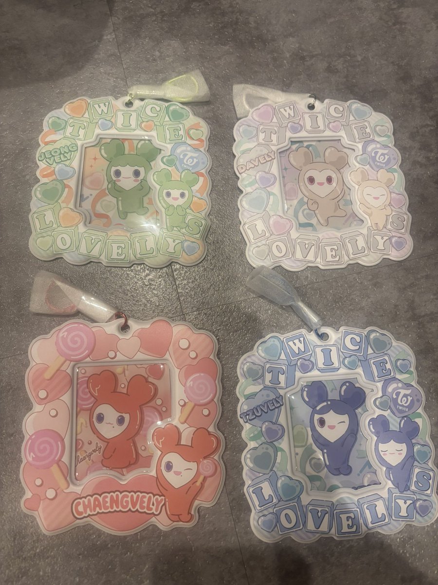 toucan1023's tweet photo. TWICE LOVELYS カードホルダー　交換

【譲】 チェヨン🍭、ダヒョン❤️、ツウィ❤️
、ジョンヨン❤️
　　　　
【求】 ミナ🍭

激求のため2:1もしくは3:1の交換も検討致します。
郵送交換希望です
条件に合う方がいらっしゃいましたら、よろしくお願いいたします🙇‍♀️

#TWICE交換 https://t.co/VcgTvA3rH9
