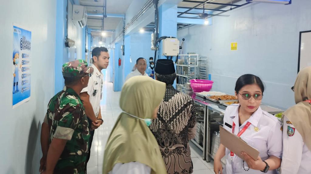 Babinsa Kota Jombang awasi Program Makan Bergizi Gratis pastikan kualitas dan sasaran tepat #TNIAD #Babinsa #MBG #Kesehatan Simak selengkapnya disini 👇👇👇 kodam5brawijaya.tni-ad.mil.id/babinsa-kota-j…