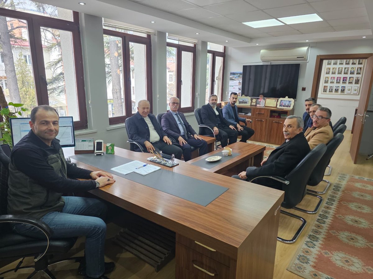 ErdoganOrhanTr's tweet photo. Milliyetçi Hareket Partisi Beypazarı ilçe Başkanlığı olarak Yönetim Kurulu üyelerimiz  ile Birlikte Umre vazifesinden dönen Beypazarı Orman İşletme Müdürümüz Sn.Kadir PEKAL'ı ziyaret ettik. https://t.co/fY1dS3Utcq