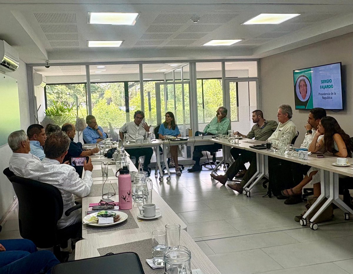 La industria de la caña es estratégica para la economía del Valle del Cauca y del país. Por eso, nos reunimos con empresarios del sector para escuchar sus visiones, mostrarles nuestras propuestas y conocer mejor su trabajo y los desafíos que enfrentan.