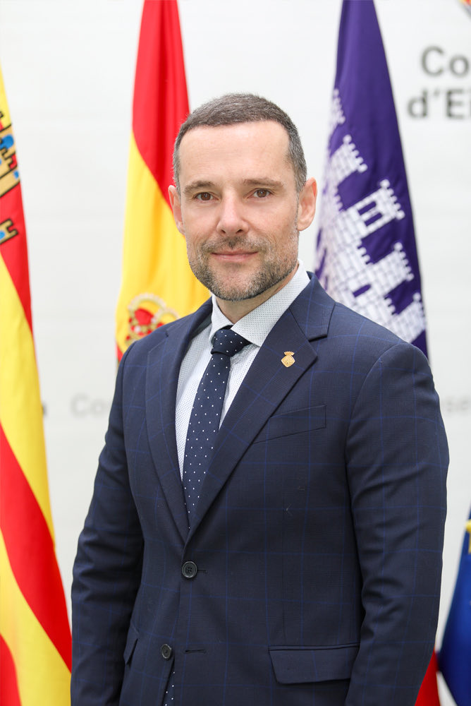 Avui es protagonista des Bona Nit Pitiüses serà es Vicepresident des <a href="/Consell_Eivissa/">Consell d'Eivissa</a> , en <a href="/MJC_Ibz/">Mariano Juan Colomar</a> 🎙️

Amb ell parlarem de transport públic, de límits a nes vehicles que entren a Eivissa, d’urbanisme, d’intrusisme, de territori… us esperam a les 22:00 a sa <a href="/TEFTV/">Televisió d'Eivissa i Formentera 📹</a> !