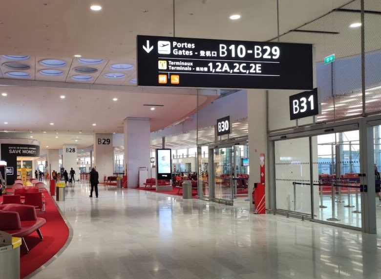 🚨✈️ NOUVEL INCIDENT À PARIS-CDG :

Ce dimanche, au Terminal 2B de l'aéroport Paris-CDG, un frère et une sœur juifs (28 et 31 ans) s’apprêtaient à embarquer sur le vol EL AL LY320 (11h) vers Tel-Aviv.

À 10h04 précises, un agent aéroportuaire, chargé de répartir les passagers