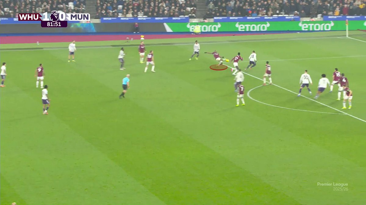 EBL2017's tweet photo. Mainoo purposely passed this ball into the ground so it would bounce and bypass West Ham's defenders.

He's a genius, both technically and psychologically. https://t.co/JT5bdEoVue
