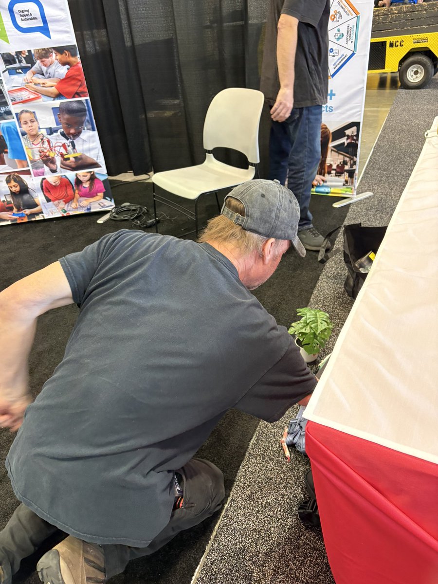 As always, Freemen provides customer service with a smile - stretching our booth carpet to keep our Smarties safe🤠 #NCE2026 #AASA <a href="/SmartLab_tweets/">SmartLab</a> <a href="/AASAHQ/">AASA</a> #STEMIdentity