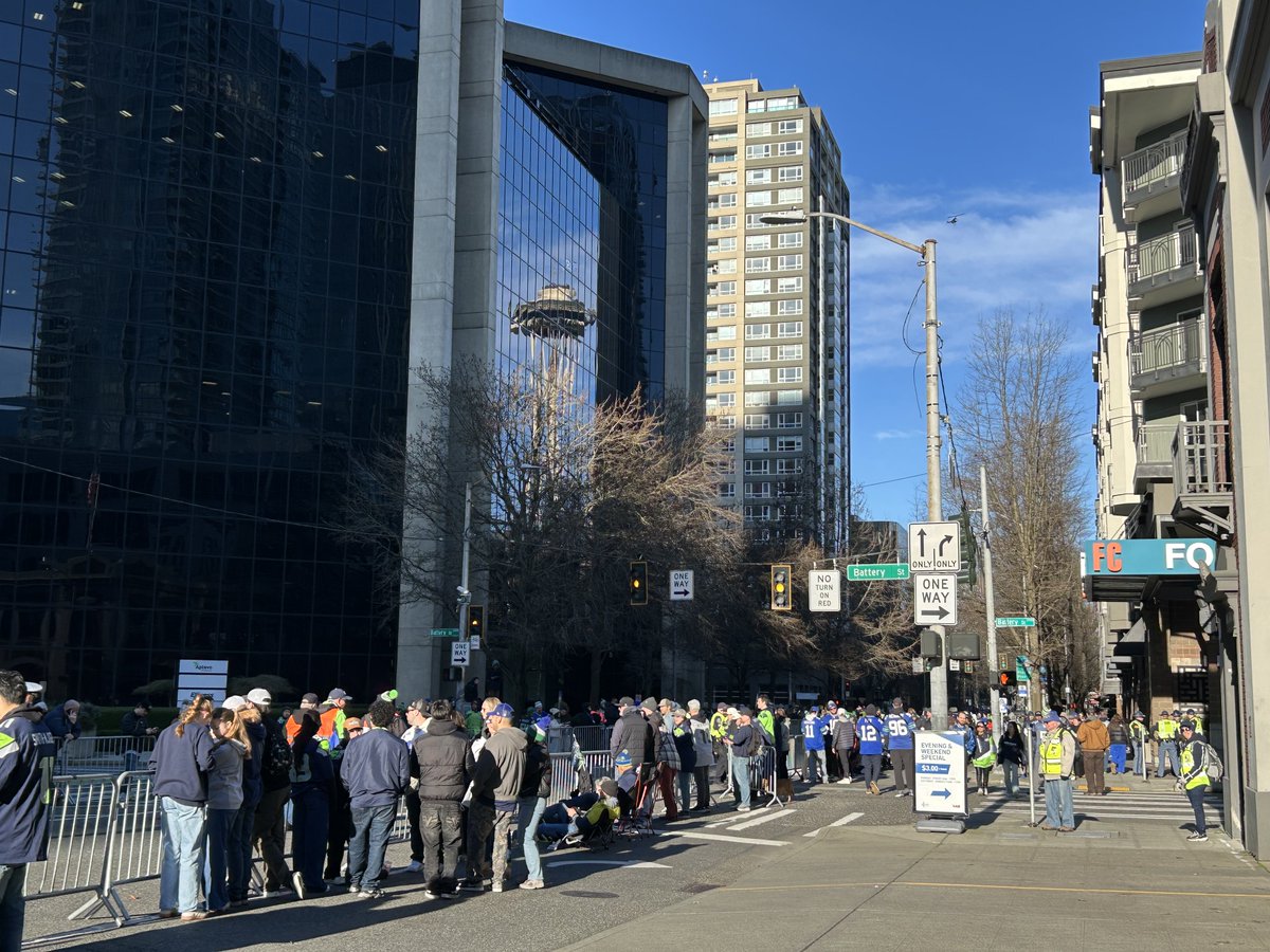 NewsJefa's tweet photo. Fans ready at 4th &amp; Battery. Some front-row spots available at 9:20am.
⁦@komonews⁩ https://t.co/oJZCm3j9XJ