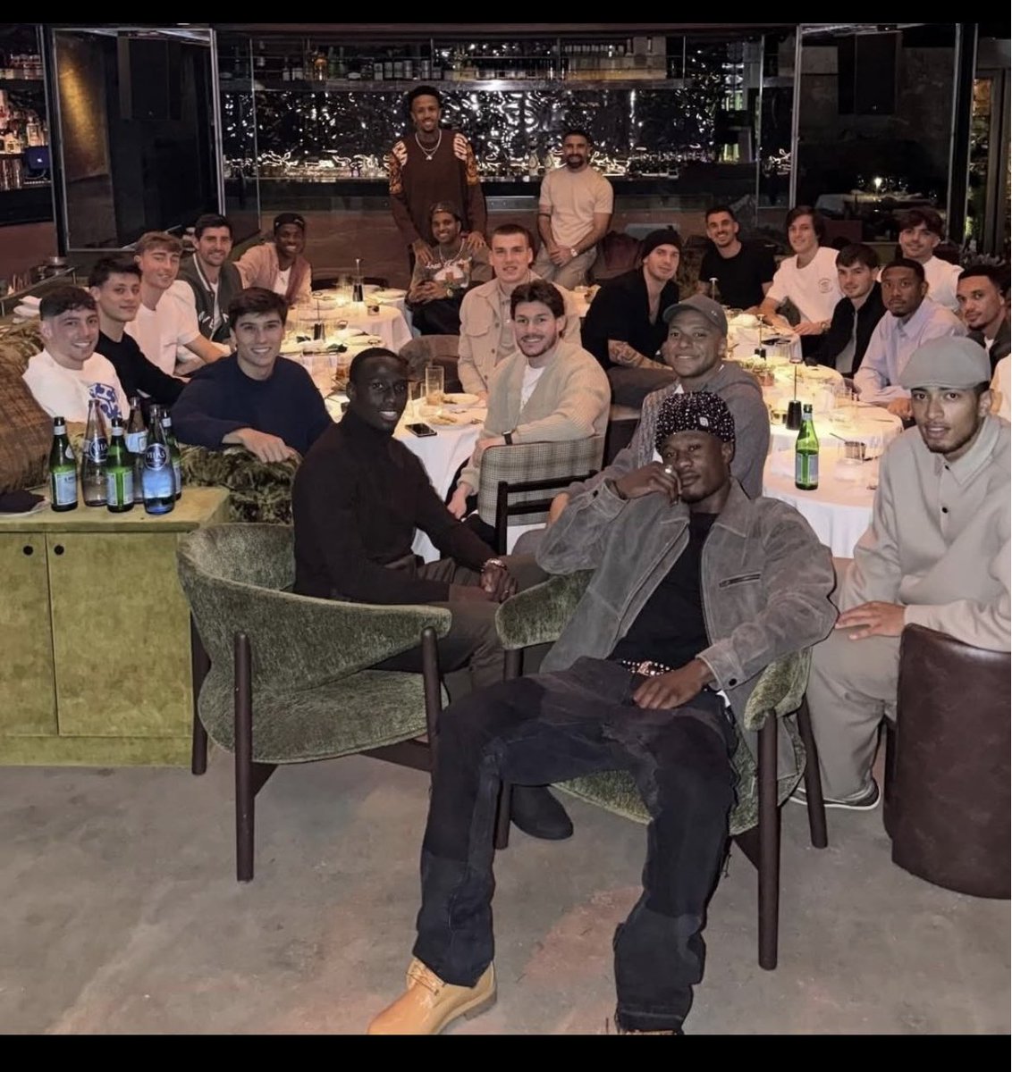 ليش تشواميني و روديجير ما حضروا عزيمة مبابي و فينيسيوس ؟ اخاف الموضوع فيه قطيه و ما يبون يقطون 😂