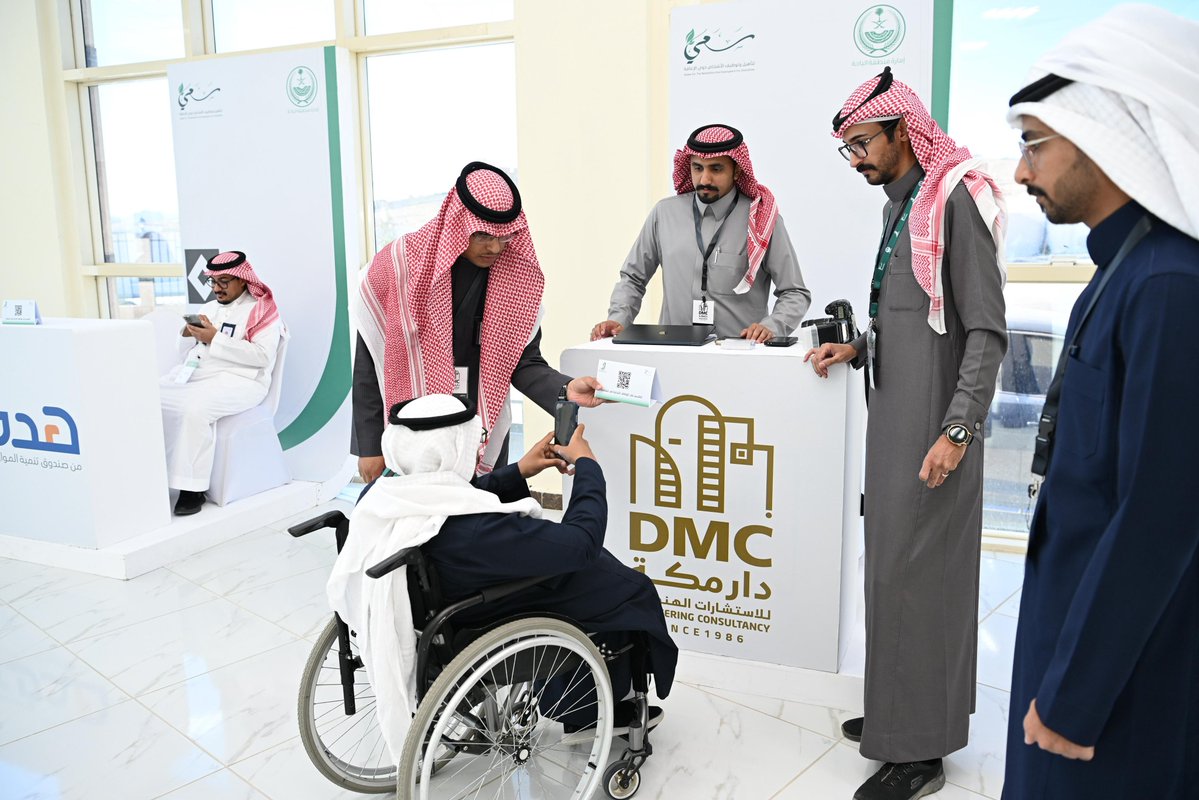برعاية سمو أمير منطقة #الباحة.. وكيل الإمارة د.عبدالمنعم بن ياسين الشهري يشهد انطلاقة ملتقى «ممكنون» الهادف إلى تمكين الأشخاص ذوي الإعاقة وتعزيز اندماجهم في سوق العمل، من خلال جلسات متخصصة وشراكات نوعية وفرص تدريب وتوظيف تسهم في تحقيق أثرٍ تنموي مستدام بالمنطقة.