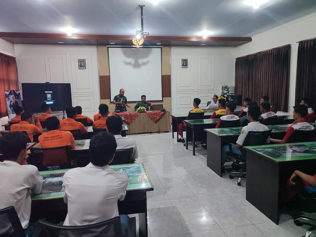 TNI AD sosialisasikan penerimaan prajurit kepada siswa SMKN 1 Glagah Banyuwangi #TNIAD #RekrutmenTNI #Teritorial #GenerasiMuda Simak selengkapnya disini 👇👇👇 kodam5brawijaya.tni-ad.mil.id/danramil-glaga…