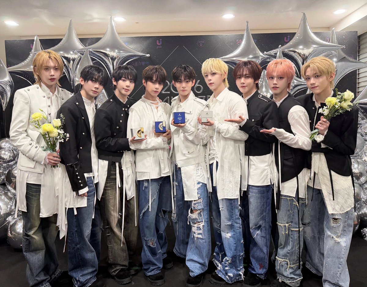 thekpop2Of's tweet image. 260211 2026 디 어워즈(D Awards) 완료✨

포하 덕분에 받은 값진 상 고마워요🏆 보내준 사랑만큼 진심 담은 무대로 보답하는 아홉이 될게요💕

#AHOF #아홉 @AHOF_official