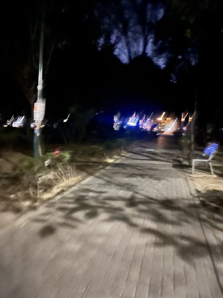 El parque Alamos, desde que la alcaldía <a href="/BJAlcaldia/">Alcaldía de Benito Juárez</a> quitó sus adornos de navidad, quedó sin luz y es sumamente inseguro. Cuándo lo van a arreglar???