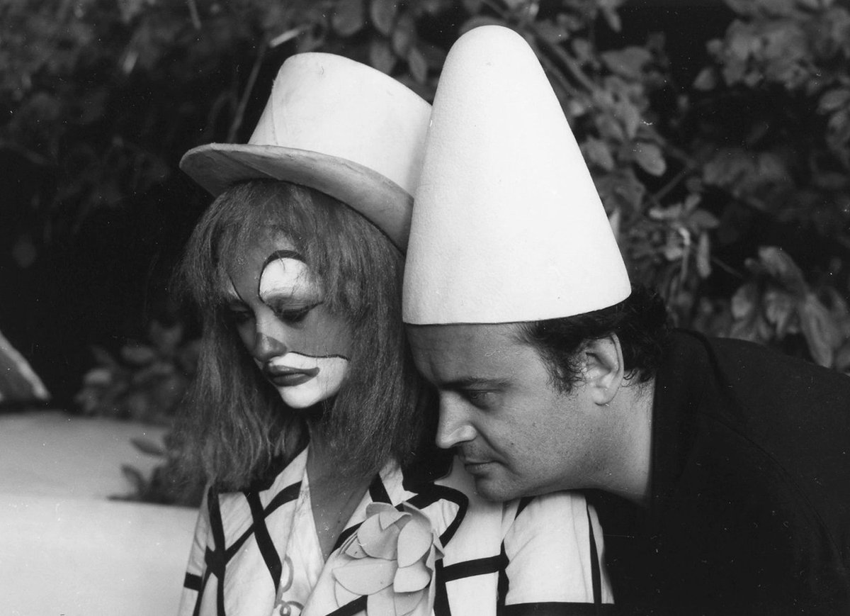 ronan_bourgeat's tweet photo. Une photo amusante de mon ami Jean Rollin qui dirige une scène de "Requiem pour un vampire" (1971) tout en étant affublé du chapeau qui sera porté par Marie-Pierre Castel 😉🎬#jeanrollin #requiempourunvampire #mariepierrecastel #surrealisme #poesie #horror #classic https://t.co/aMOymdHhrM